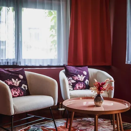 Отель The Circus